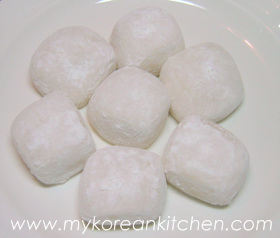 http://mykoreankitchen.com/wp-content/uploads/2006/11/mochi.jpg