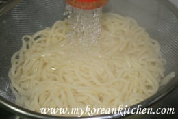 Rinsing noodles in cold water