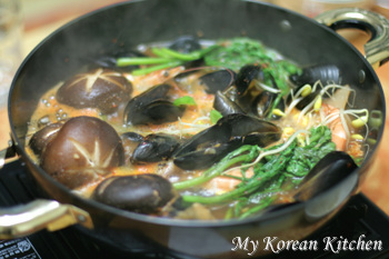 White Prawn and Mussle Stew (Saewoo Honghap Tang)2