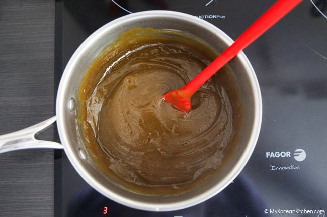 Thickened acorn jelly in a saucepan.