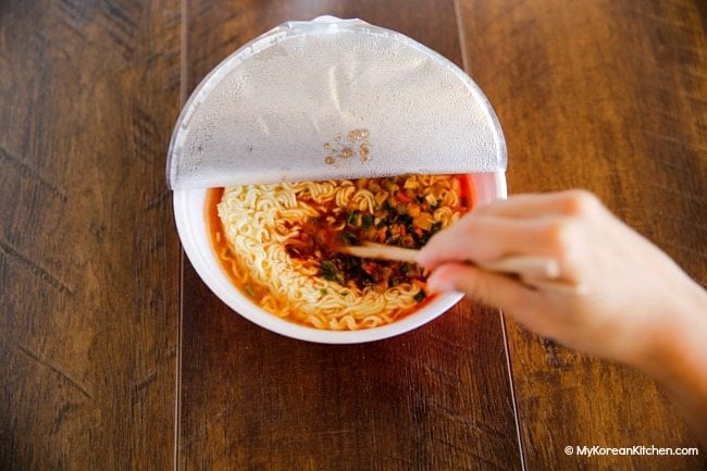 https://mykoreankitchen.com/wp-content/uploads/2007/02/4.-How-to-make-Korean-instant-cup-noodles.jpg