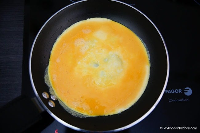 Pan frying omelette