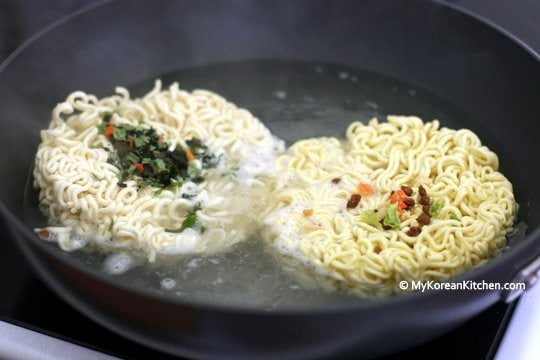 Adding Jjapaghetti and Neoguri noodles with dried vegetable flakes