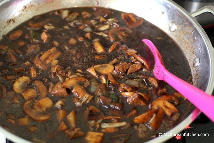 Korean Black Bean Sauce Noodles (Jajangmyeon) | Food24h.com