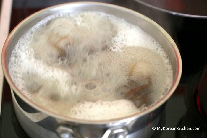 Boiling naengmyeon noodles