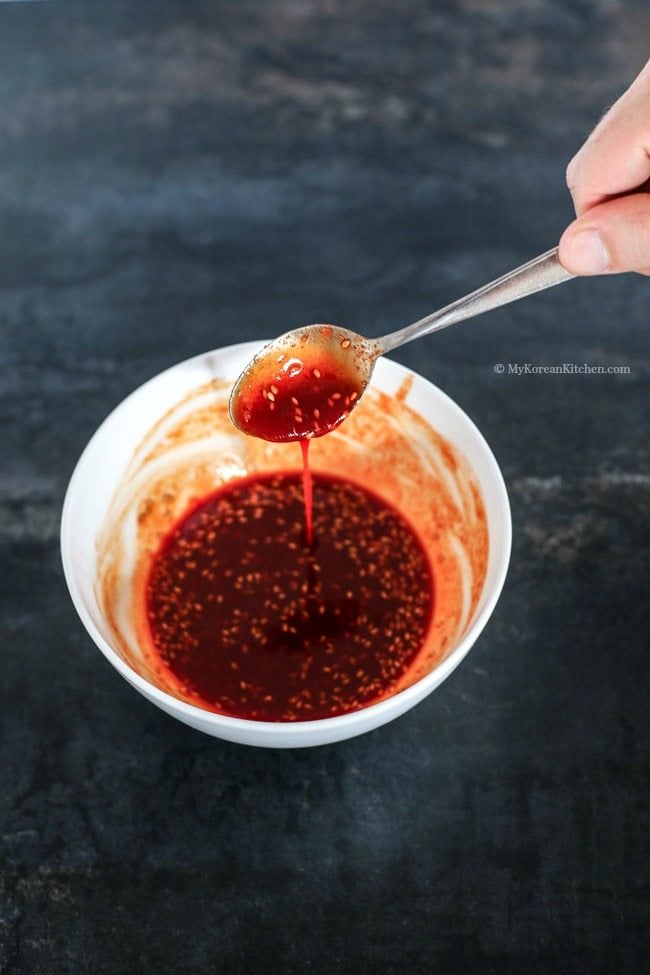 Sweet, tangy and spicy Korean dipping sauce (Cho-Gochujang or Chojang). This is most suitable for (raw or cooked) seafood and blanched broccoli. | Food24h.com