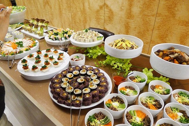 Korean party food served with white porcelain plates and bowls | Food24h.com