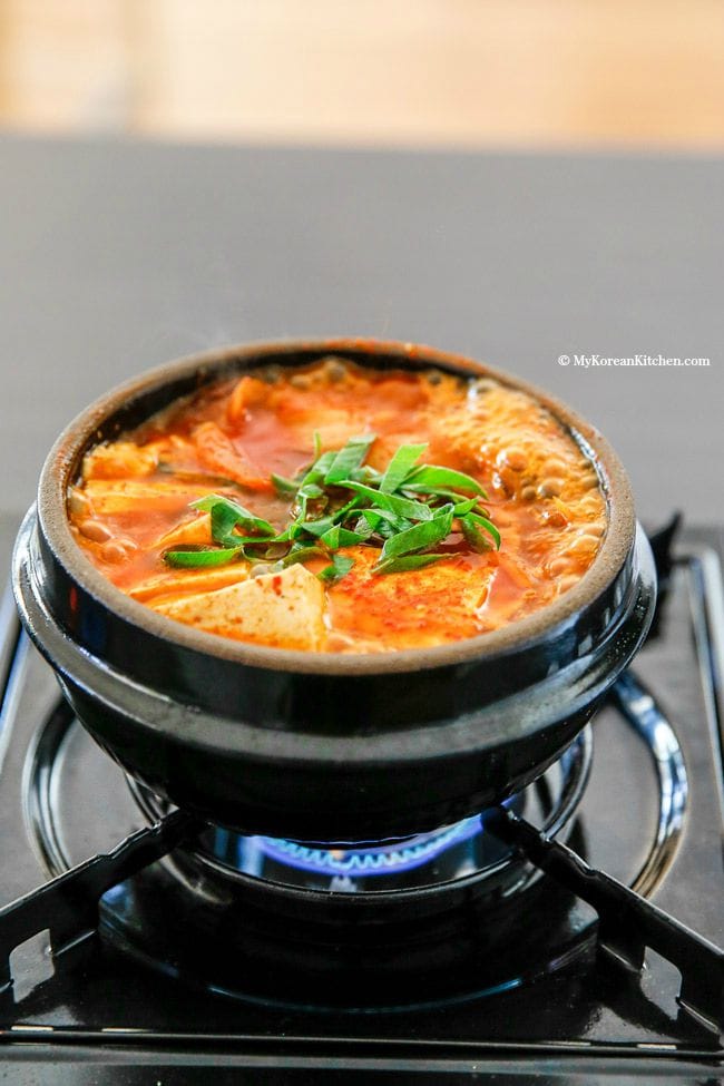 The classic Kimchi Jjigae (Kimchi stew) recipe with some fatty pork. When the fat from the pork melts into the soup, it becomes irresistibly delicious! | Food24h.com