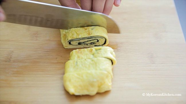How to make Korean rolled seaweed and egg omelette - This is a simple but delicious Korean side dish! Perfect for a Korean lunch box. | MyKoreanKitchen.com