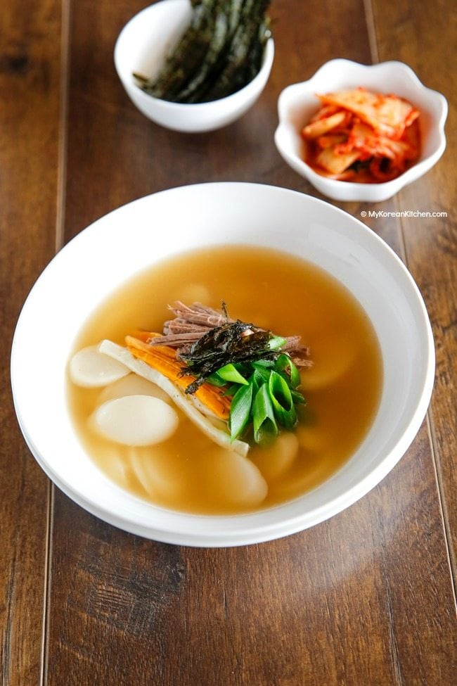 정통 한국식 떡국 만드는 법.  훈훈하고 든든합니다.  추운 겨울 날에 딱 맞습니다.  참고로 설날에 꼭 먹어봐야 할 음식입니다!  |  MyKoreanKitchen.com