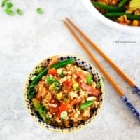 My take on 'Easy Fried Rice' - Cooked with crispy bacon and a mix of frozen vegetables. Ready in 20 mins. It's quick and easy! Delicious, of course! | Food24h.com