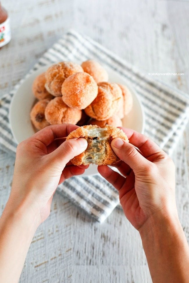 Nutella Mochi Donut Holes - It's super delicious and highly addictive! Outside is crunch but inside is sticky like mochi rice cakes and gooey! | Food24h.com