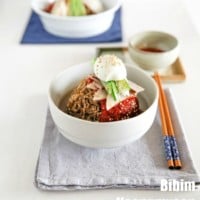 How to make classic Bibim Naengmyeon (Korean spicy cold noodles). They are spicy, sweet and tangy addictive noodle dish that is very popular in summer! | Food24h.com