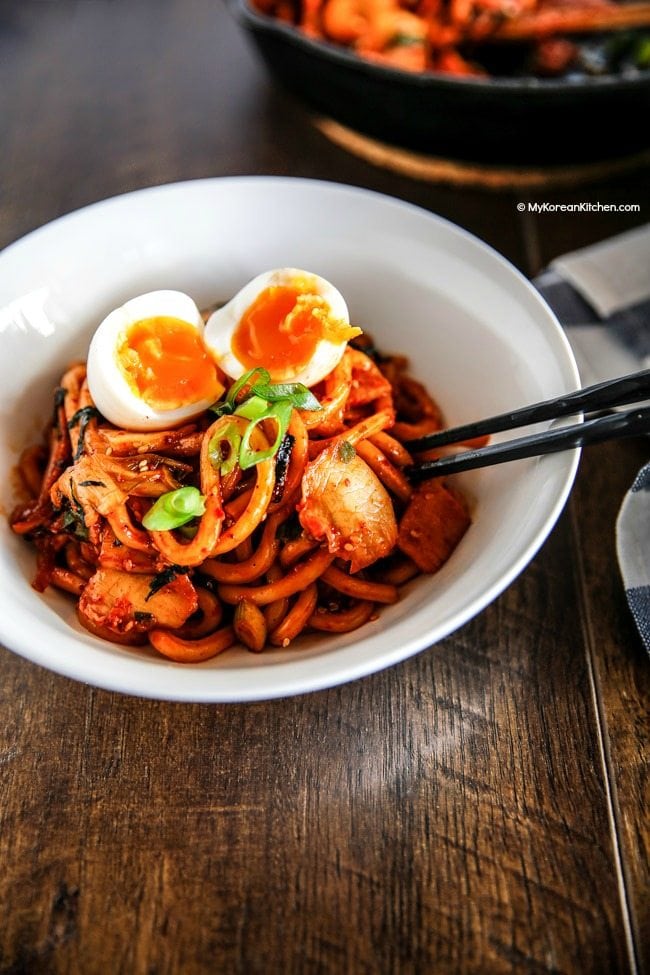 Simple but addictive Kimchi udon noodle stir fry. It will be your new favourite noodle dish! | Food24h.com