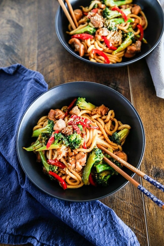 Easy Chicken and Broccoli Noodle Stir Fry. It's full of flavour and texture. Ready in 15 mins. | Food24h.com