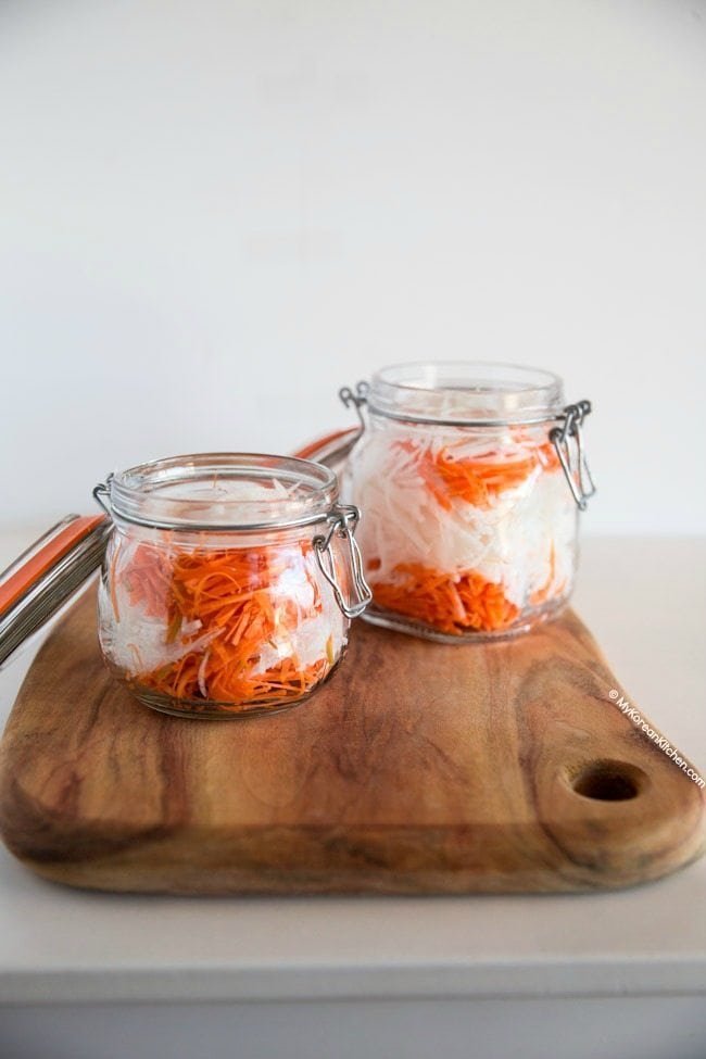 Julienned carrots and daikon for pickles | Food24h.com