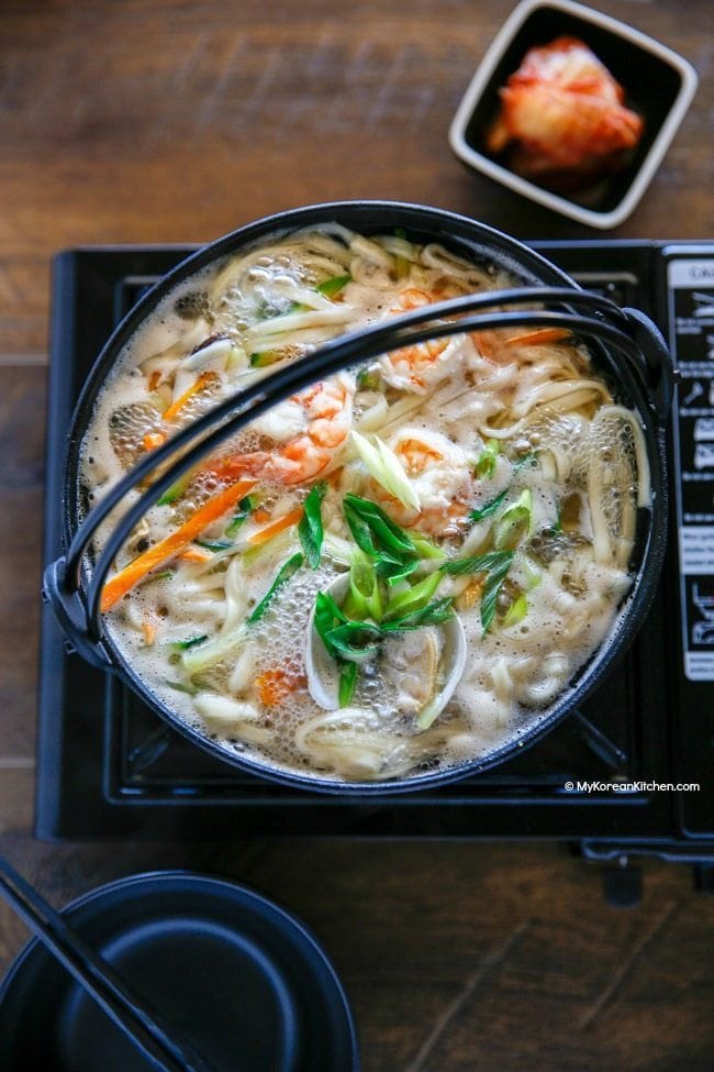 Kalguksu (Korean Knife Cut Noodle Soup) | Food24h.com