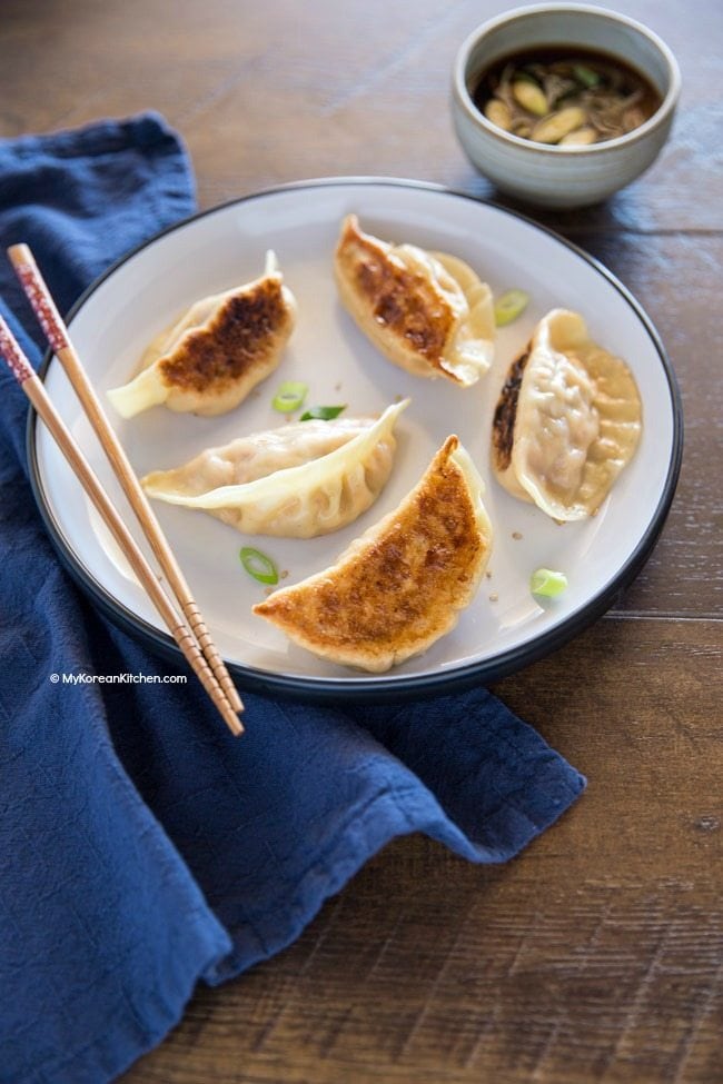 Pan Fried Kimchi Mandu (Kimchi Dumplings) | Food24h.com