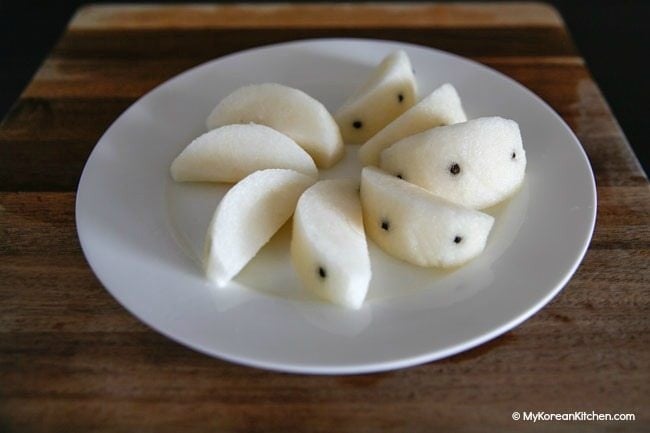 Preparing Korean pears for Baesuk