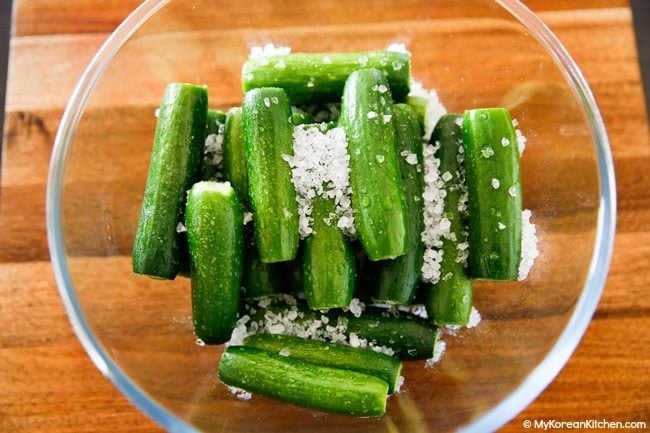 Pickling cucumbers with salt