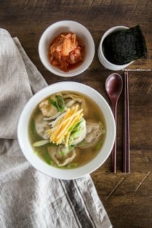 Manduguk (Korean Dumpling Soup)