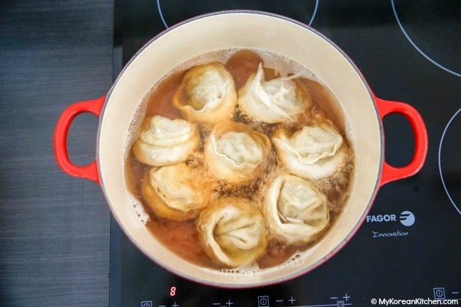 Boiling mandu in broth