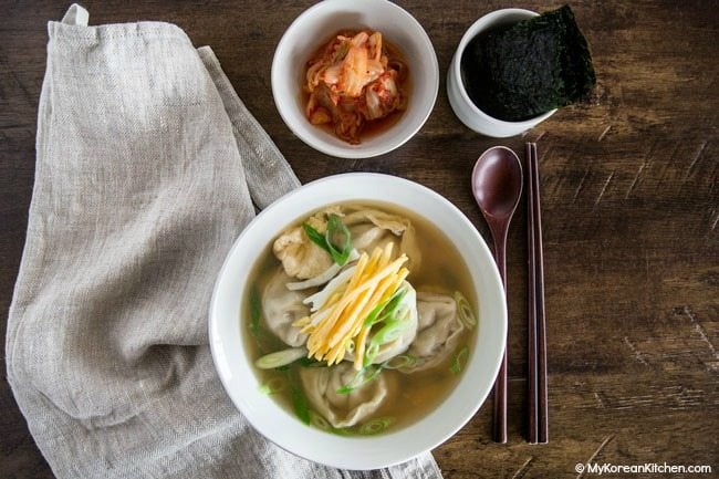 Mandu guk (Korean dumpling soup)