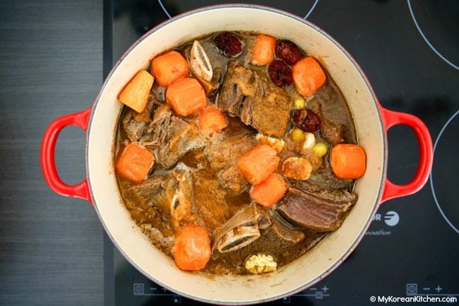 Braising beef short ribs with vegetables