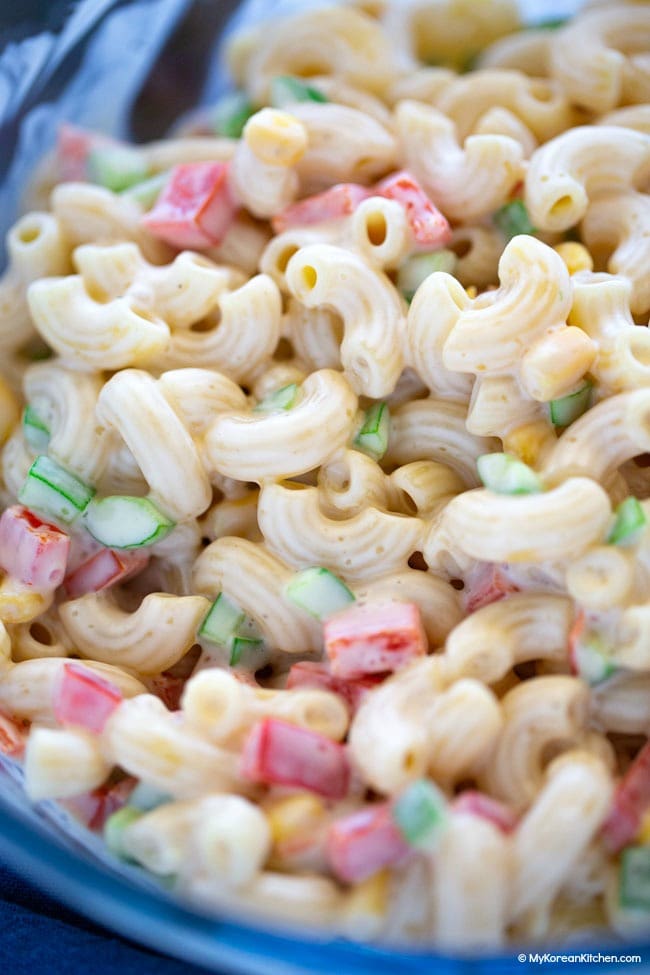  Foto de cerca de ensalada de macarrones coreanos