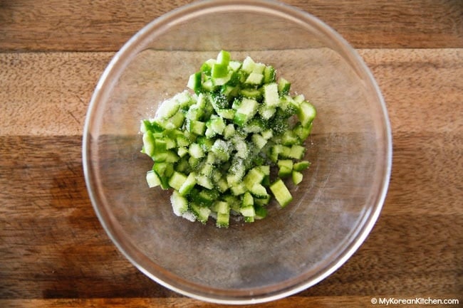 Pickling cubed cucumbers with salt