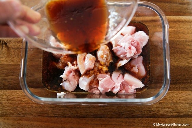 Marinade über das gehackte Hähnchen gießen