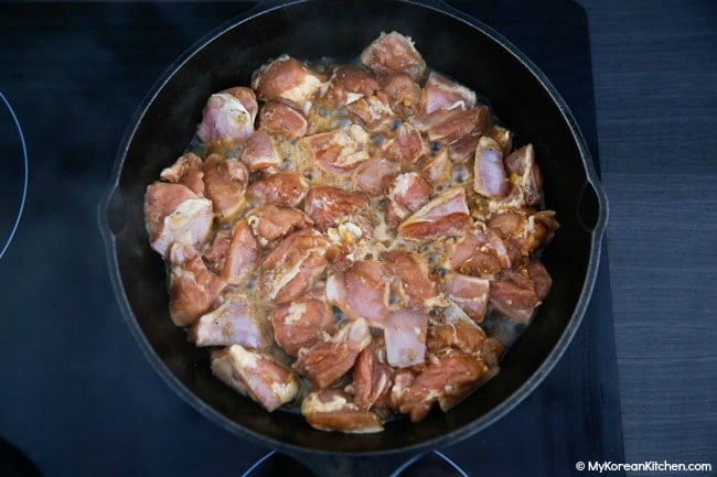 Hühnchen-Bulgogi in der Pfanne unter Rühren braten