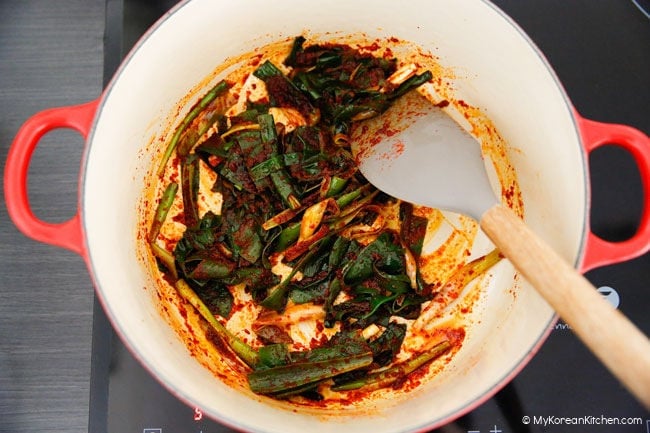 Stir frying chili powder with green onions