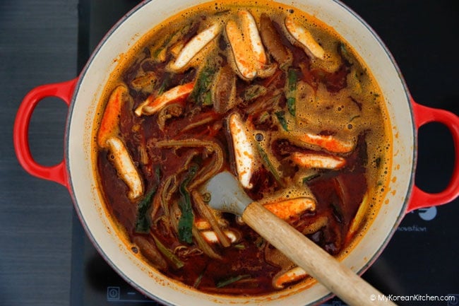 Boiling yukgaejang in a pot