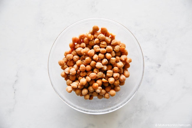 Boiled chickpeas placed in a clear bowl.