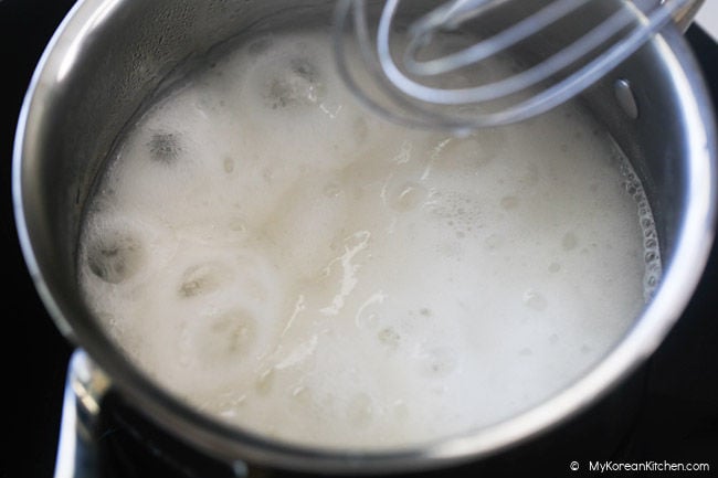 making flour porridge for pa kimchi seasoning